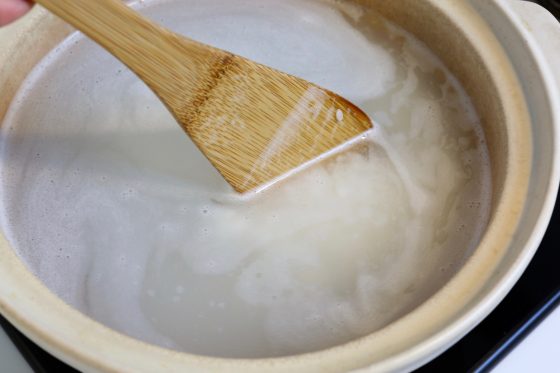 研いだ米と水を土鍋に入れて沸騰したら混ぜる