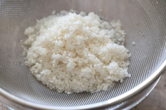 米をザルに上げる