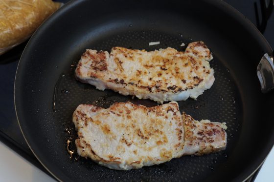 豚ロース厚切り肉をフライパンで焼く