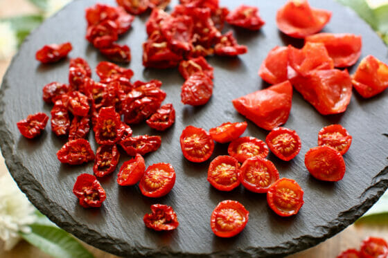 ドライトマトとセミドライトマトの作り方。乾燥で旨味UP！保存方法も解説