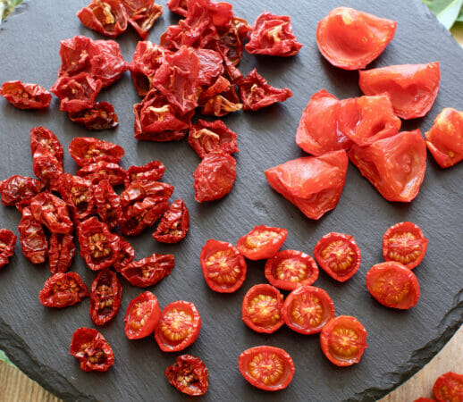 普通の大玉トマトで作ったセミドライトマトとドライトマト