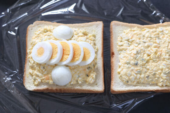 食パンの上にゆで卵を並べる