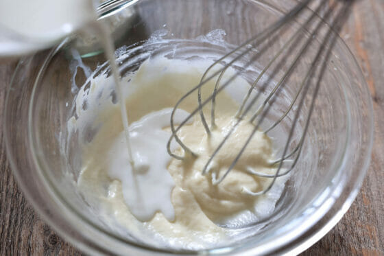 混ぜたバターと小麦粉に牛乳を少しずつ加える