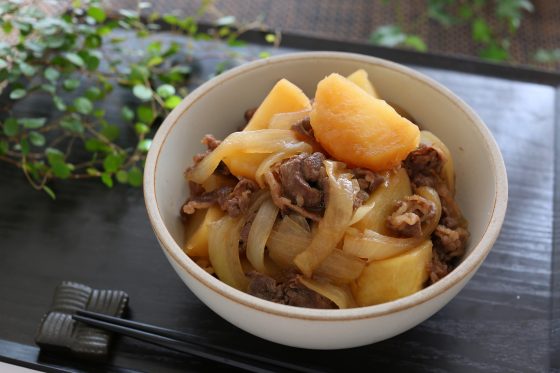 小林カツ代さんの肉じゃがの簡単人気レシピ。10分煮込むだけ。