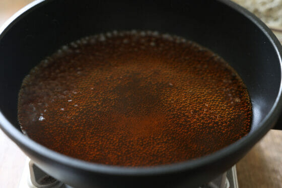 鍋で調味料を沸騰させる