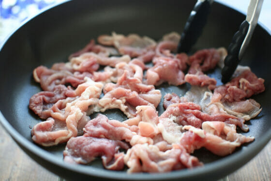 フライパンに豚こま切れ肉を広げる