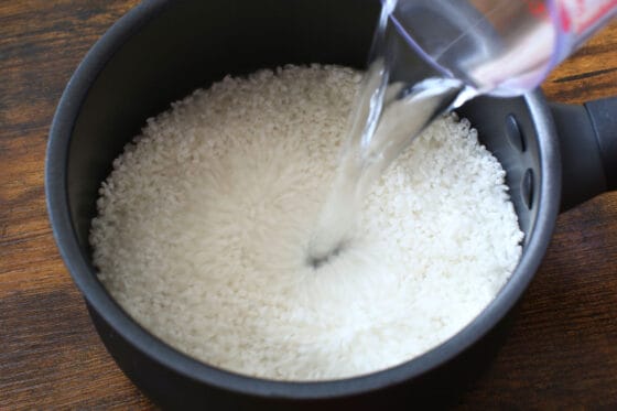 お米と水を鍋に入れて吸水させる