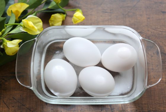 ゆで卵に塩をして塩卵を作る