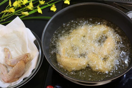 ベトナム料理の手羽先ヌクマム風味揚げ