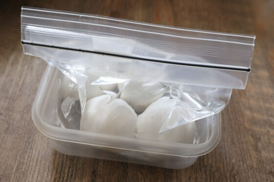 ゆで卵を入れた袋を冷蔵庫で保存する