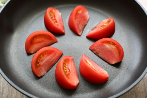トマトを並べてソテーする