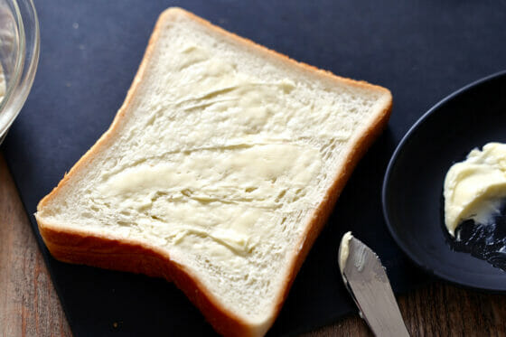 食パンにバターを塗ってトースターで焼く