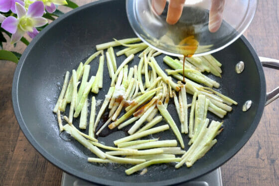 炒めたブロッコリーの茎に砂糖と醤油を加える