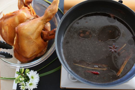 鶏の骨付き肉のしょうゆ煮（ヤオカイ：油鶏）の作り方