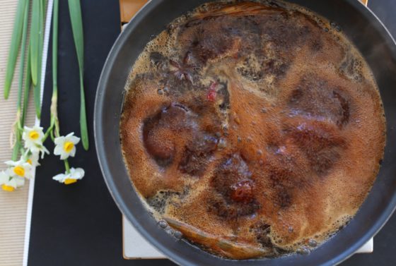 鶏の骨付き肉のしょうゆ煮（ヤオカイ：油鶏）の作り方