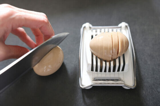 固茹での煮卵を包丁やスライサーで切る