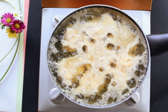 おからパウダーの衣を付けた鶏肉を低温で揚げる