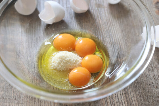 卵黄と粉チーズとオリーブオイルをボールに入れる