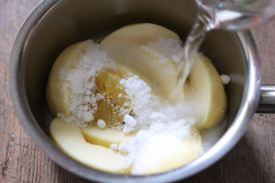 りんごとレモンと砂糖と水を鍋に入れる