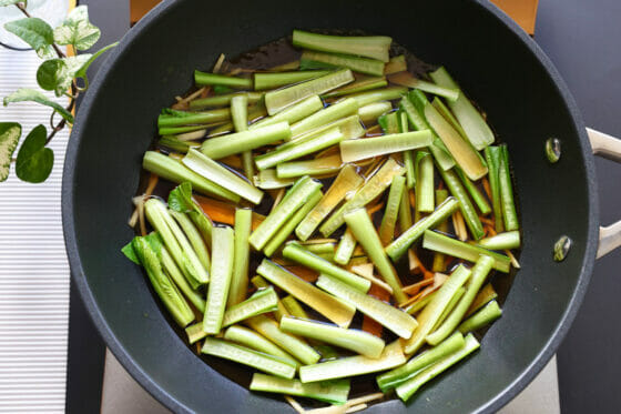 小松菜を煮汁に浸す