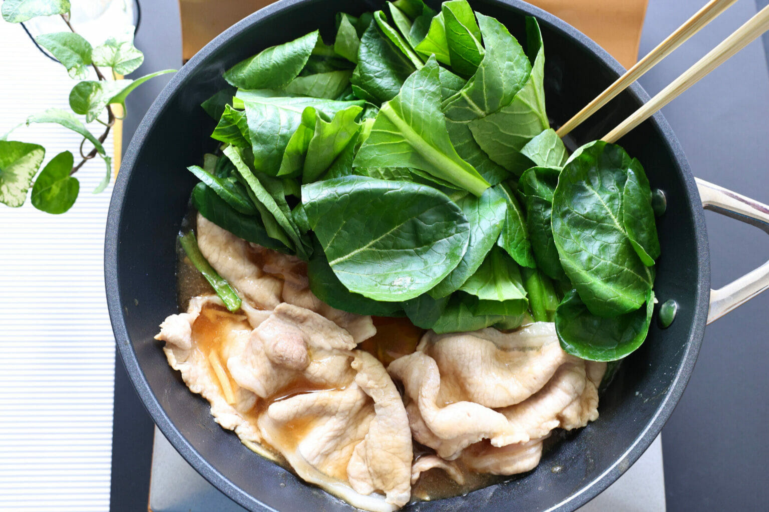 お肉が柔らか！小松菜と豚肉の煮物。ジューシーなつゆだくレシピ。 やまでら くみこ のレシピ
