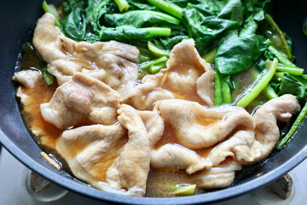 お肉が柔らか！小松菜と豚肉の煮物。ジューシーなつゆだくレシピ。 やまでら くみこ のレシピ