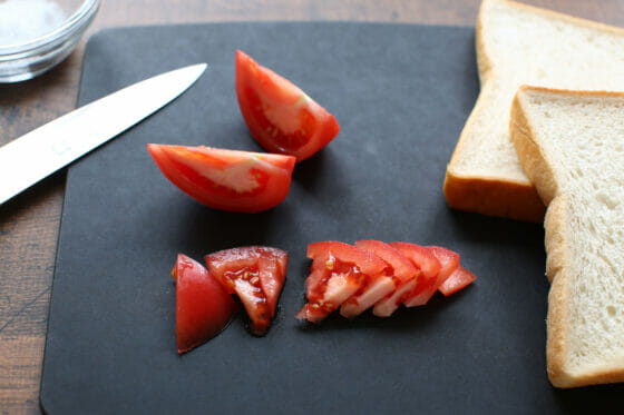 トマトを小さく切る