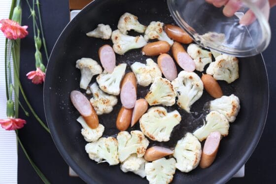 ウインナーを炒め合わせて水を加える