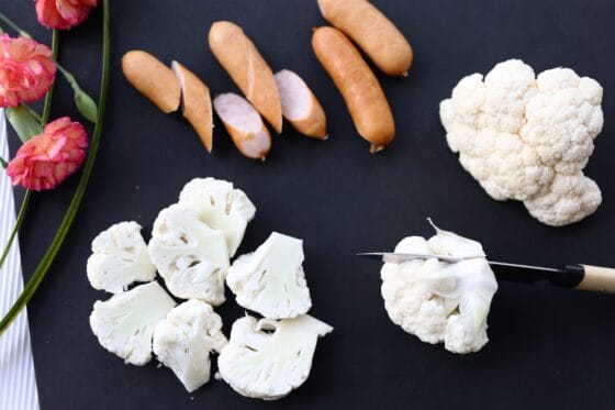 カリフラワーを小房に分けてウインナーを斜めに切る