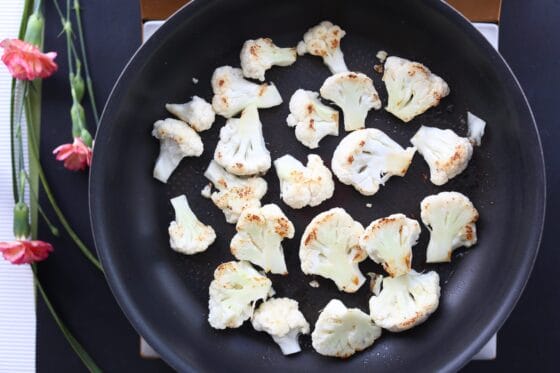 カリフラワーをバターで炒める