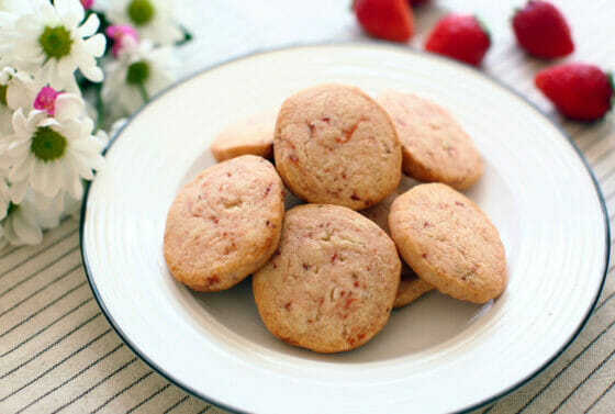 サクサクで風味良し！いちごクッキーの作り方。生の苺を使った簡単レシピ