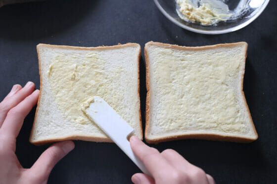 バターにマスタード又はからしを混ぜてパンに塗る