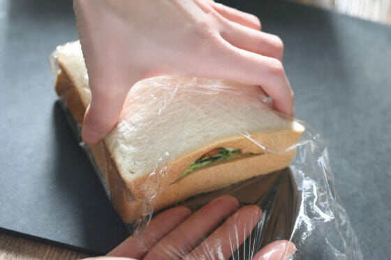 サンドイッチをラップで包む