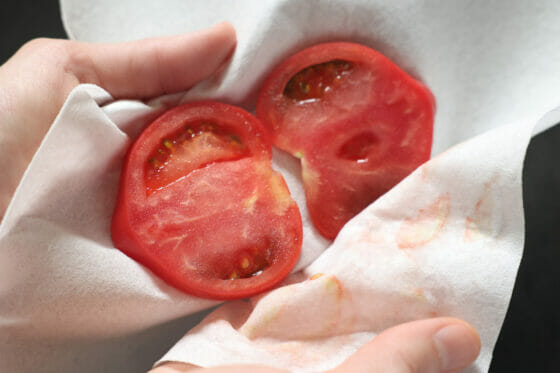 トマトの水気をキッチンペーパーで拭き取る