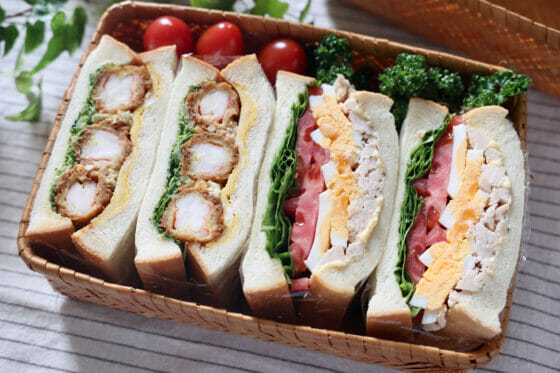 ピクニックのサンドイッチ（エビフライサンドとサラダチキンサンド）