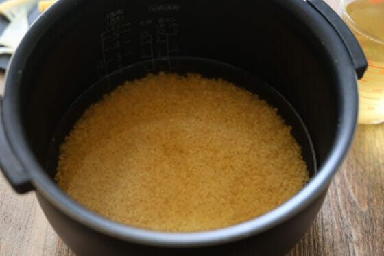 米と調味料とだし汁を炊飯器に入れる