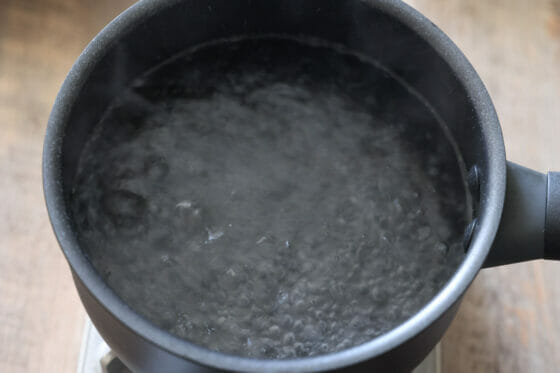 鍋で湯を沸かす