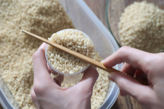 玄米を米専用カップで測る