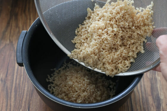 玄米を炊飯器の内釜に入れる