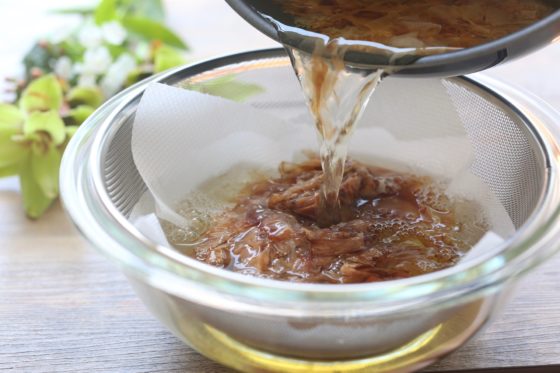 かつおだしの取り方。鍋をつかった鰹出汁の基本レシピ！簡単な作り方。