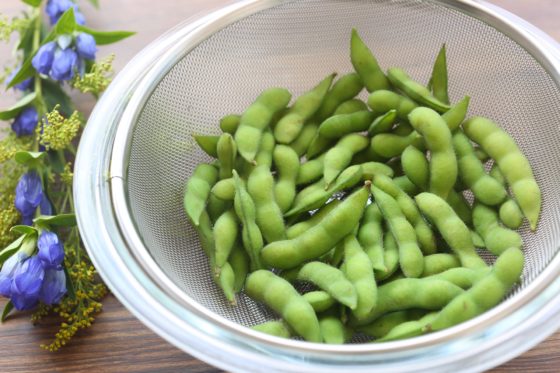 枝豆をザルに上げる