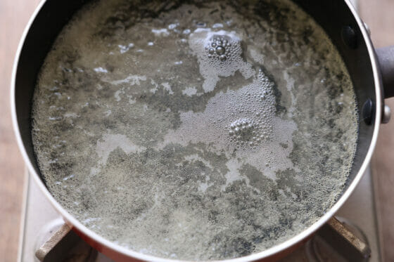 みりんを鍋で沸騰させる