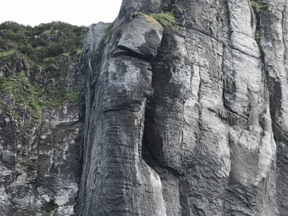 知床のコケシ岩