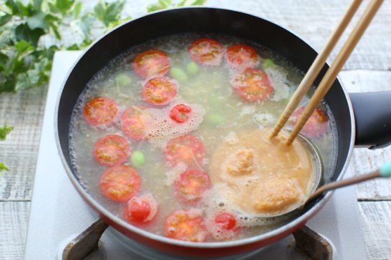 枝豆とミニトマトの長生きみそ汁の作り方