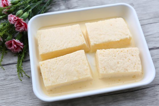 卵液に浸した食パンをしばらく置く