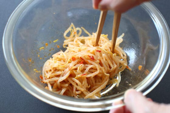 もやしに豆板醤とごま油と鶏ガラスープの素を混ぜる