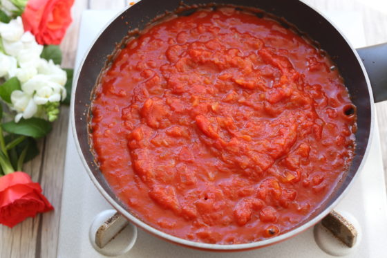 トマトソースを鍋で煮る