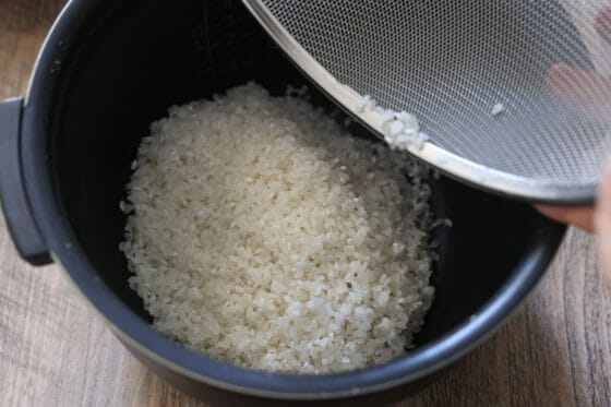 米を炊飯器に入れる