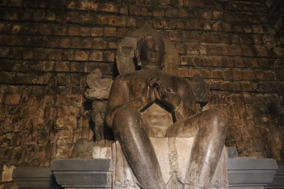 ムンドゥッ寺院の仏像