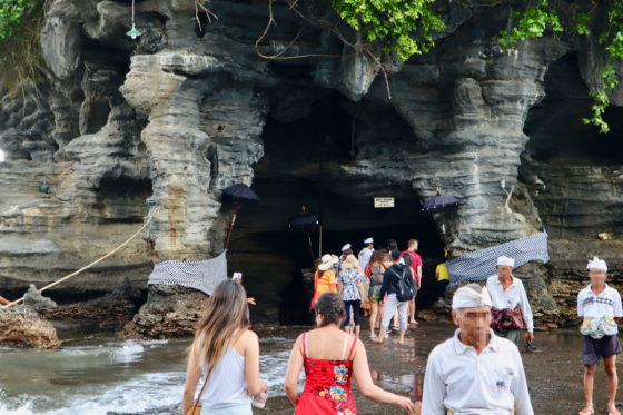 タナロット寺院の洞穴